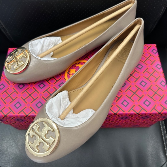 NIB! Tory Burch 64090 Benton 2 Ballet Flat Metal Logo French Grey Size 6.5 Women - Picture 4 of 8
